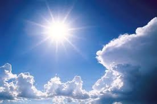 sole nel cielo con nuvole bianche sole nel cielo con nuvole bianche