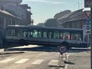 Il bus incastrato sulla rotondina (foto da Facebook) Il bus incastrato sulla rotondina (foto da Facebook)