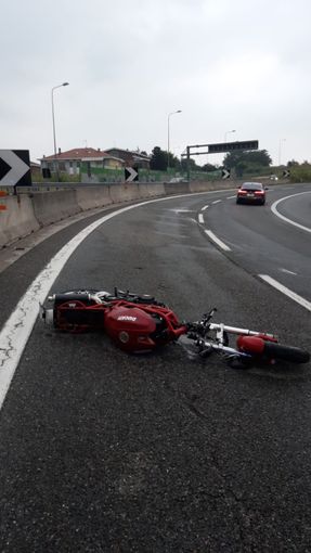 Incidente allo svincolo di Bruere: Ducati scivola nell’asfalto, biker in ospedale Incidente allo svincolo di Bruere: Ducati scivola nell’asfalto, biker in ospedale