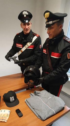 Venaria, bandito in scooter a caccia di orologi di marca: carabinieri arrestano rapinatore in trasferta [VIDEO]
