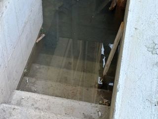 Vandali in azione presso la Villa 6 di Collegno Vandali in azione presso la Villa 6 di Collegno