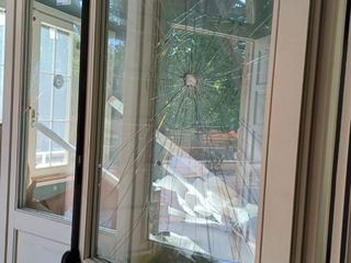 Vandali in azione presso la Villa 6 di Collegno Vandali in azione presso la Villa 6 di Collegno