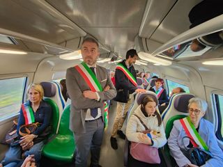 Protesta dei sindaci del territorio per i servizi del trasporto ferroviario locale Protesta dei sindaci del territorio per i servizi del trasporto ferroviario locale