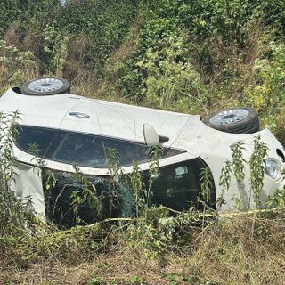Auto si ribalta e poi finisce nei prati: paura sulla tangenziale nord