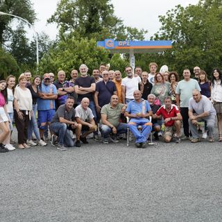 Festa con amici e clienti per Antonio De Luca, benzinaio che va in pensione
