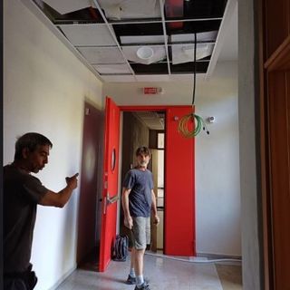 Una immagine della devastazione subita dalla scuola