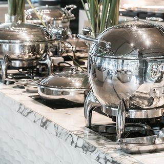 Noleggio attrezzatura da catering professionale: prezzi e consigli per risparmiare