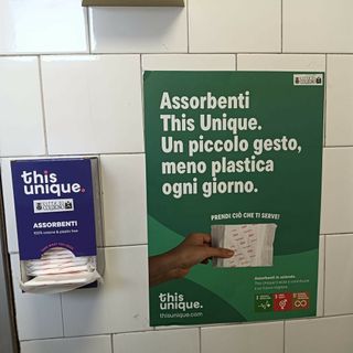 A Collegno dispenser gratuiti di assorbenti nelle scuole e nelle sedi comunali