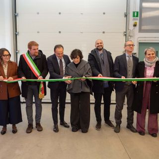 Una immagine del taglio del nastro della nuova sede