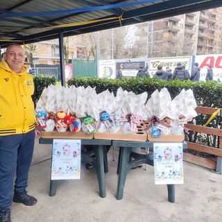 Il presidente Franco Mesiano con le uova benefiche