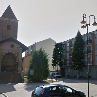 Alpignano, monumento ai Caduti illuminato per la prevenzione dei tumori femminili