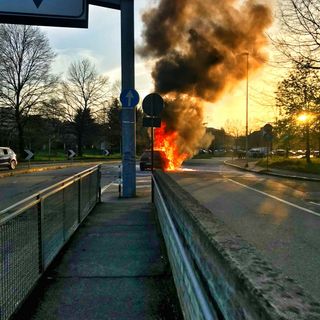 Auto in fiamme a Venaria: illeso il conducente (FOTO)