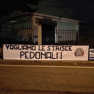 Rivoli, striscione notturno di Casa Pound per richiedere il passaggio pedonale