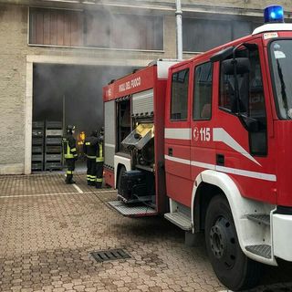 Si surriscalda un macchinario: vigili del fuoco intervengono in un'azienda di Rivoli