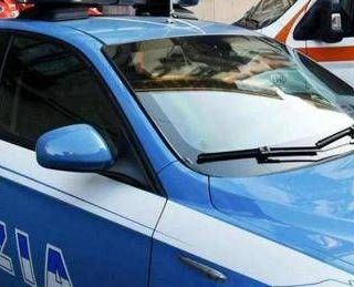 Napoli, auto Polizia Municipale incendiata davanti al comando di Saviano