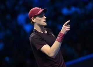 Sinner, mini 'mistero' a Seul: entra in campo in ritardo. Poi fa giocare un bambino con Alcaraz