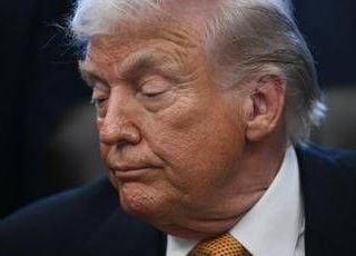 Trump: "Iran ha fermato uccisioni". Attacco a Teheran rimane opzione