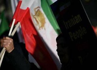 Iran, Trump vorrebbe "azione militare rapida e decisiva". Comandante Pasdaran: "Pronti a rispondere"