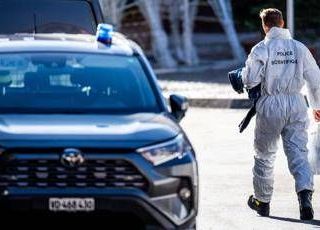 Crans-Montana, cameriere sulle spalle dei colleghi per lo spettacolo pirotecnico: il ruolo di Jessica Moretti