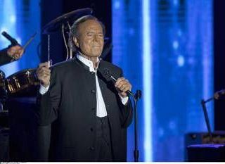Julio Iglesias accusato di violenze sessuali, il cantante si difende: "La verità verrà a galla"
