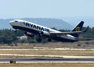 Ustionata con un caffé caldo in aereo, Ryanair la risarcisce