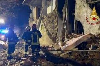 Arezzo, crolla una palazzina dopo un'esplosione: tre feriti gravi