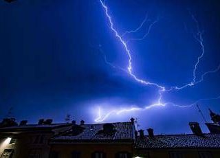Meteo, cambia tutto nel weekend: tornano piogge e temporali al Centro-Sud
