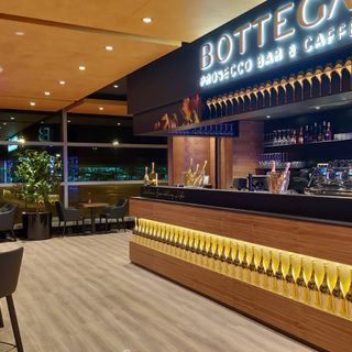 Un secondo prosecco bar all'aeroporto di Praga