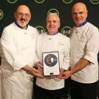 Alba: lo chef piemontese Walter Ferretto premiato da Enrico Derflingher, presidente Euro-Toques