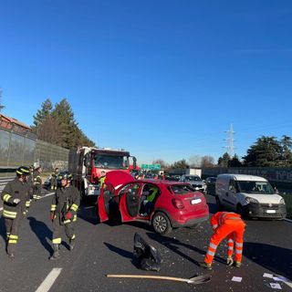 Scontro tra due veicoli in Tangenziale: forti disagi alla viabilità, tre feriti trasportati in ospedale