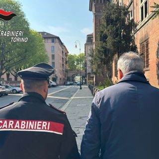 Tentano di truffare un anziano con la “truffa dello specchietto”, fermati due ventenni a Rivoli