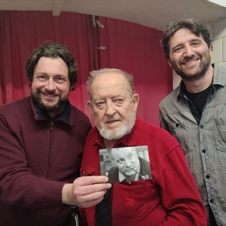 gruppo musicale con cd in primo piano