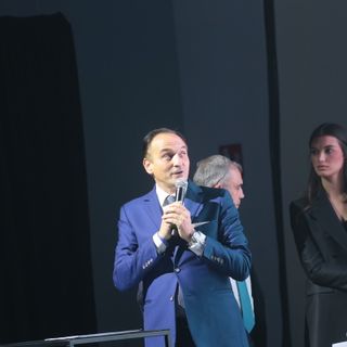 Alberto Cirio con microfono in mano