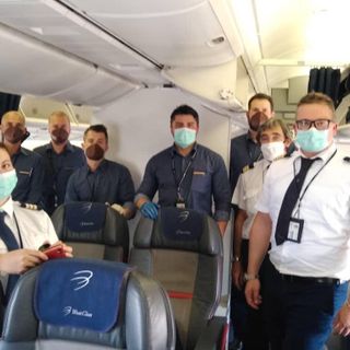 Coronavirus, atterrato a Torino aereo con 38 medici e infermieri cubani in aiuto degli ospedali piemontesi (FOTO)