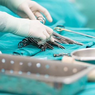 mani chirurgo sui ferri da operazione e disegno bimbo per medici molinette