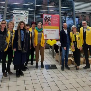 A Collegno i Lions raccolgono 500 prodotti e 1600 euro per aiutare le donne in difficoltà