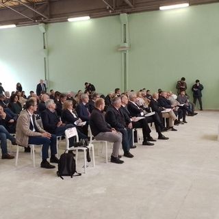 incontro con persone sedute su più file