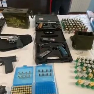 Alpignano, scoperto dai carabinieri un arsenale di armi rubate: 6 fucili, 11 pistole e centinaia di munizioni [VIDEO]