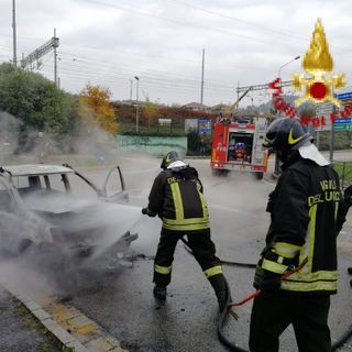 Auto in fiamme ad Avigliana, intervengono i vigli del fuoco di Rivoli