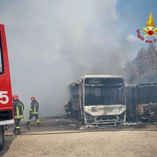 Alpignano, a fuoco due pullman parcheggiati in un deposito in via tetti