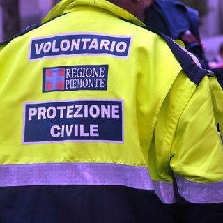 volontario della protezione civile di spalle