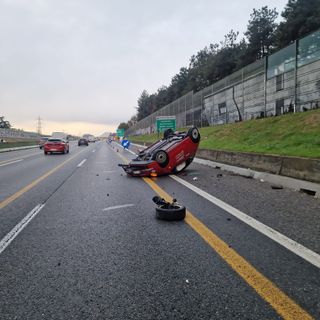 Auto ribaltata in tangenziale nord a Collegno: traffico rallentato