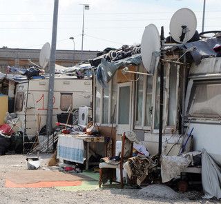 campo rom con roulotte e baracche