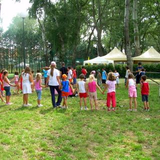 “Mai più la guerra!”: a Rivoli una parata colorata con i giovani dei centri estivi