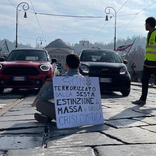 Il flashmob di protesta di ieri in piazza Vittorio degli Extinction Rebellion