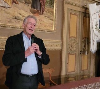 Persona che parla al microfono