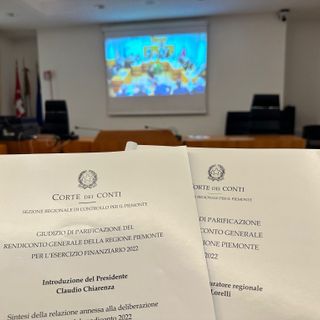 Corte di conti con documenti aperti in primo piano