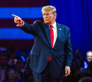 Enrico Rosso davanti alla bandiera a stelle e strisce