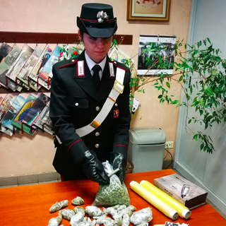 Carabinieri citofonano al pusher, lui lancia la droga dal balcone: arrestato a Caselette