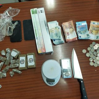 materiale sequestrato su un tavolo